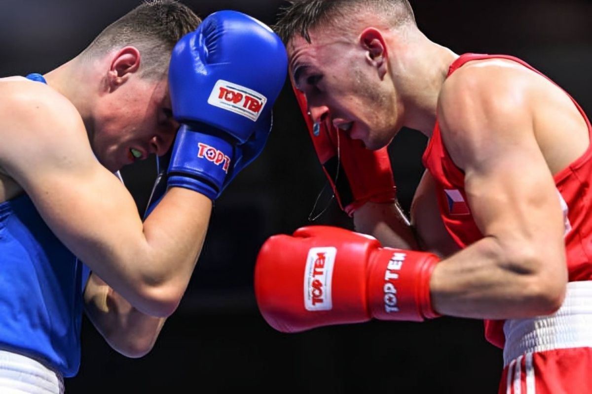 Beyond Screen: The Electric Atmosphere of Live Boxing Match
